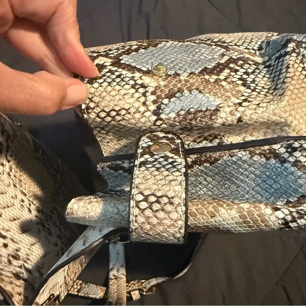 NWOT Elegant Snakeskin Patterned Shoulder Bag with crossbody strap